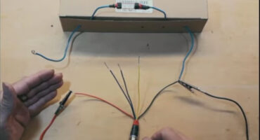 Anschließen der 12-V-Leitungen Anschließen der 12-V-Leitungen
